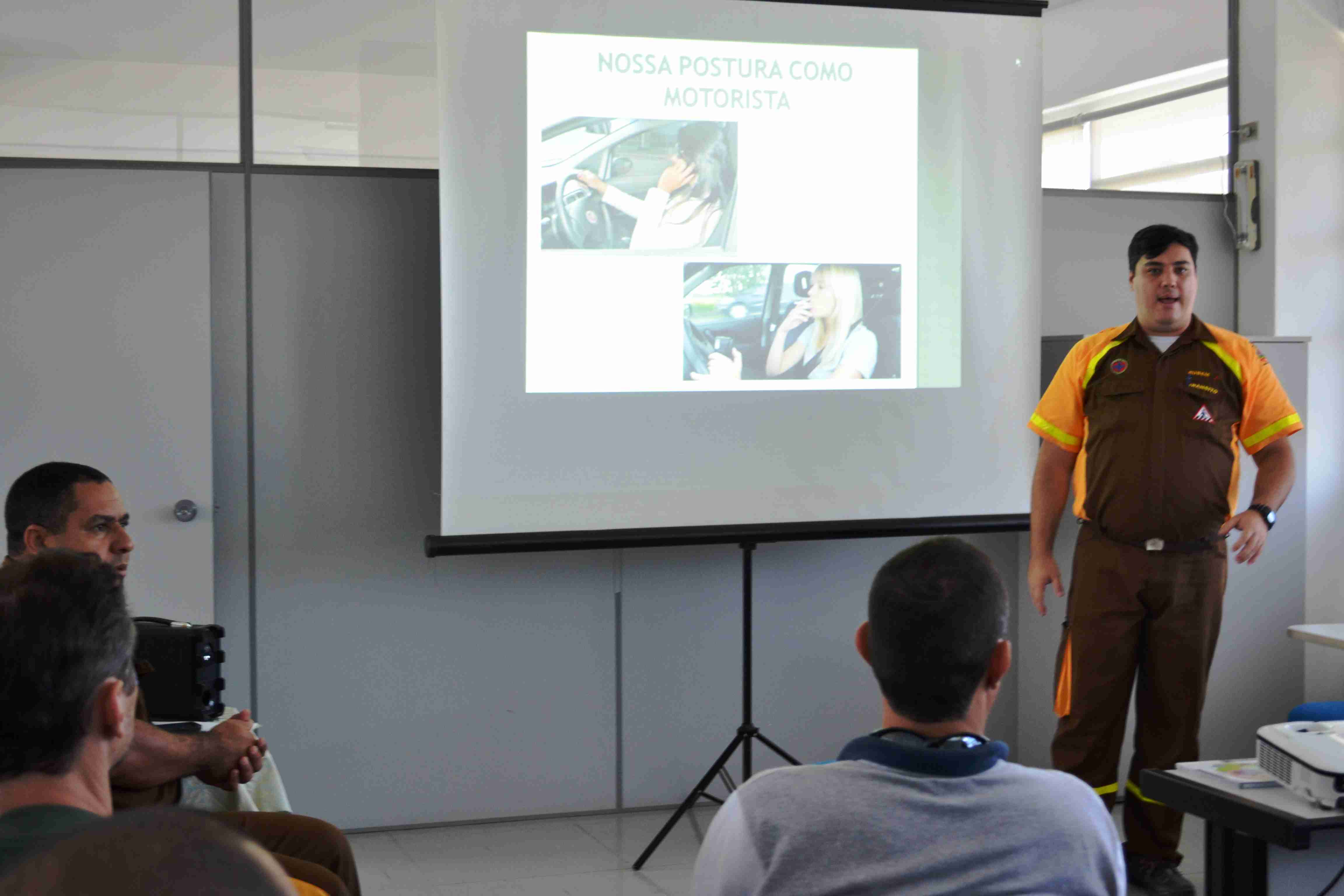 Agentes de Trânsito ministram reciclagem para motoristas da Secretaria de Educação (Foto: Cláudia Moysés/PMC)