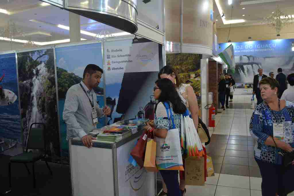 Caraguatatuba expõe em feira de turismo com 8 mil participantes do Brasil e América Latina