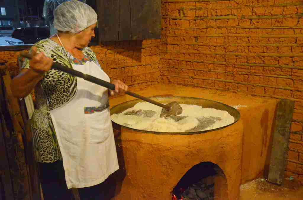 Casa do Caiçara e fabricação de farinha são tradições na festa