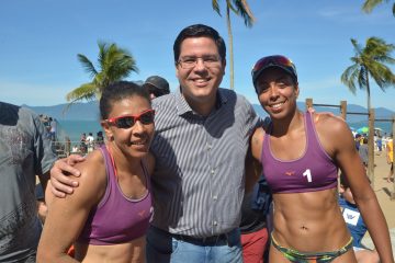 Foto: Lucas Camargo / PMC Prefeito Aguilar Junior prestigia semi-final das atletas de vôlei de praia de Caraguatatuba, que seguiram para a final