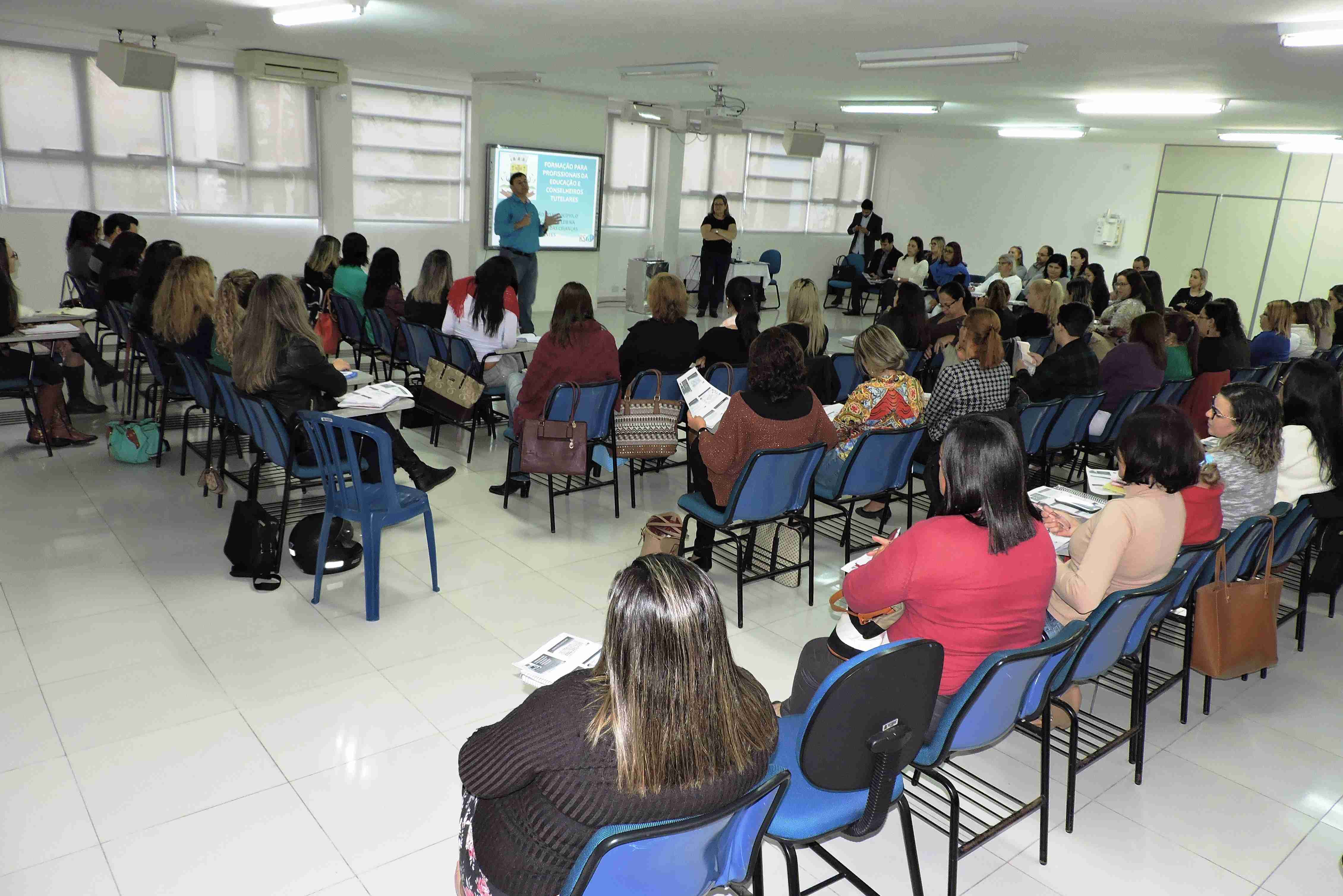 Prefeitura de Caraguatatuba e CMDCA capacitam rede de atendimento à criança e ao adolescente