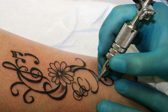 Vigilância Sanitária promove palestra sobre boas práticas em tatuagem e body piercing (Fotos: Divulgação)