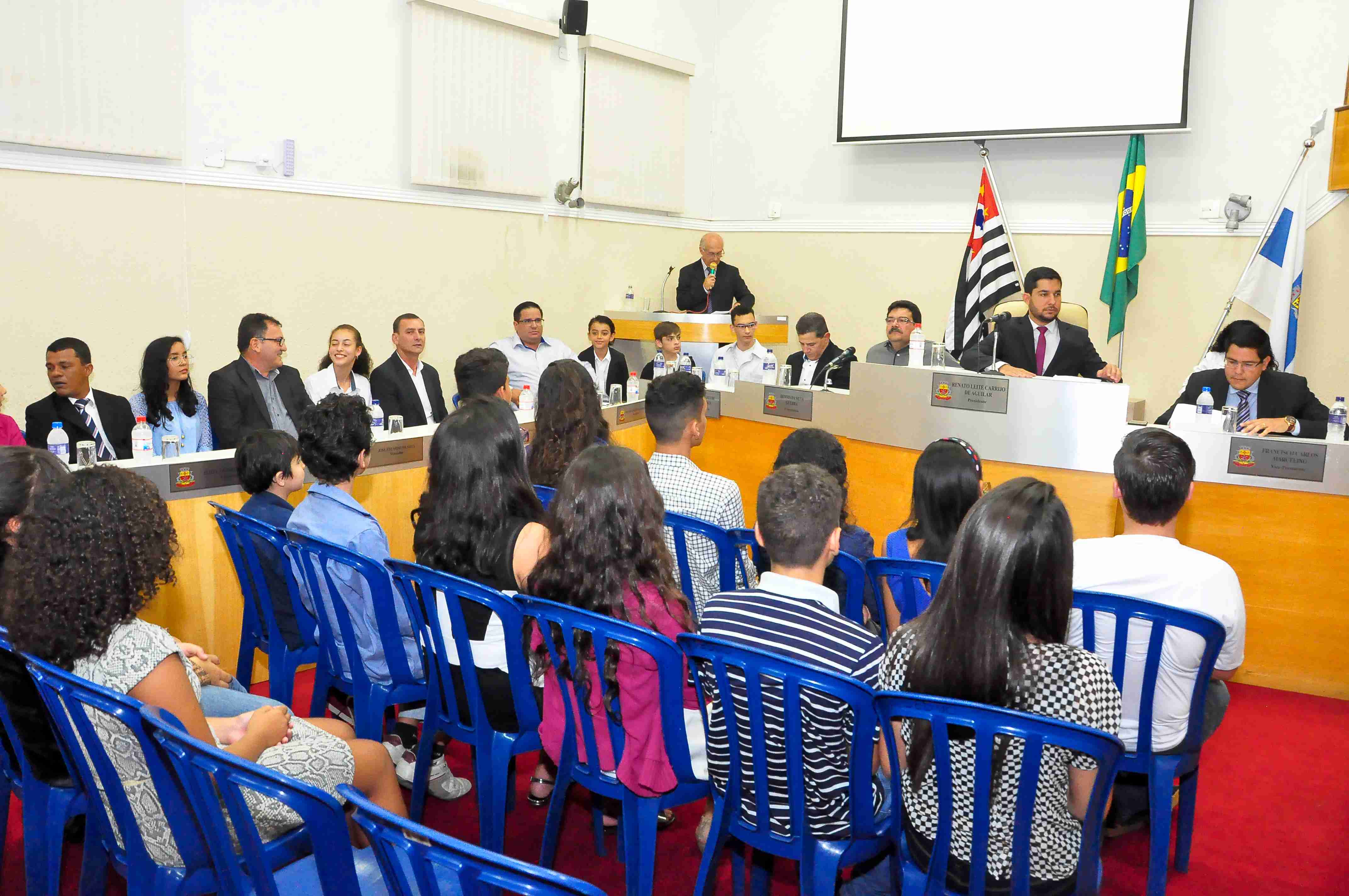 Alunos da rede municipal tomam posse na Câmara Jovem