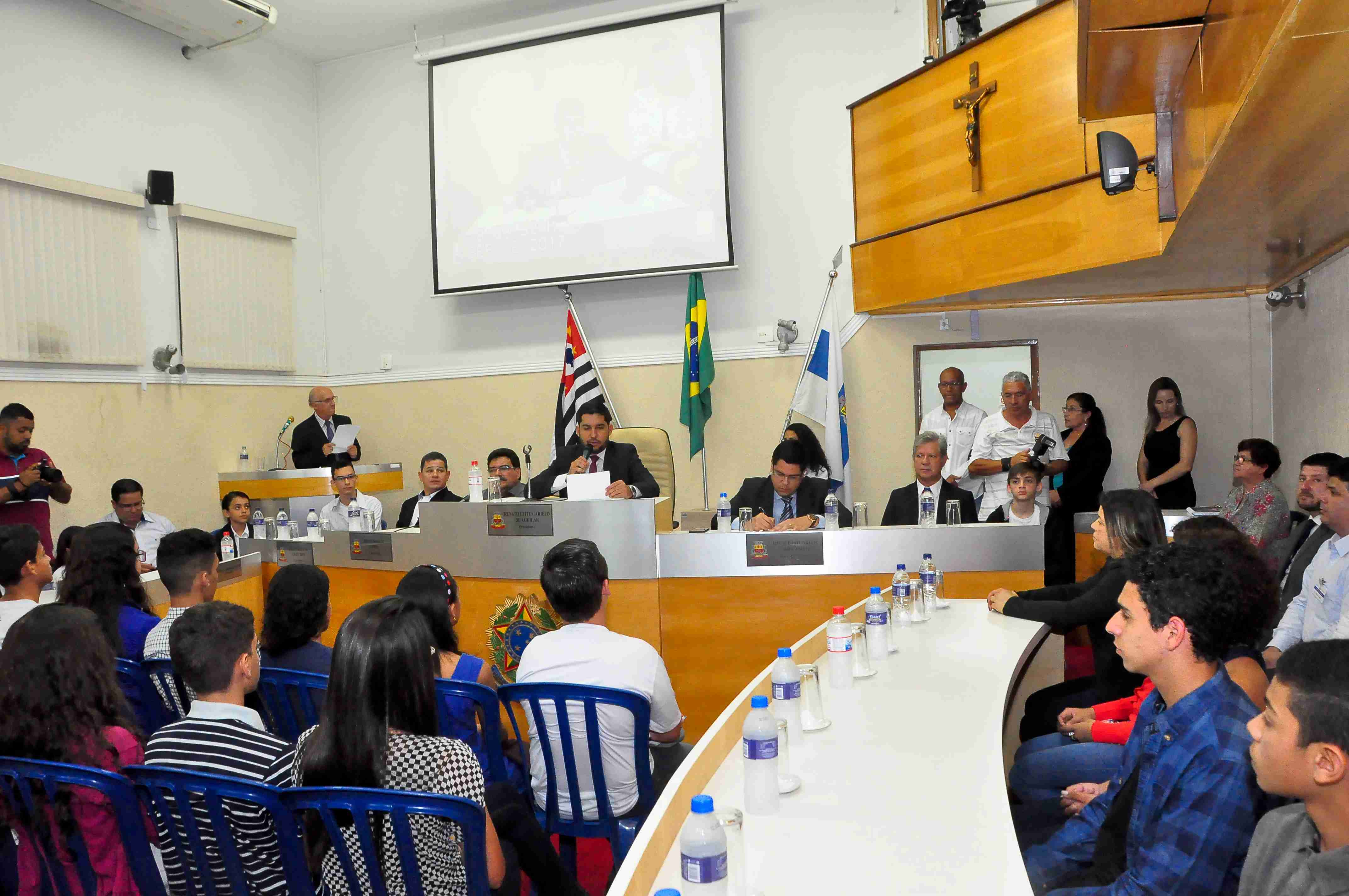 Alunos da rede municipal tomam posse na Câmara Jovem