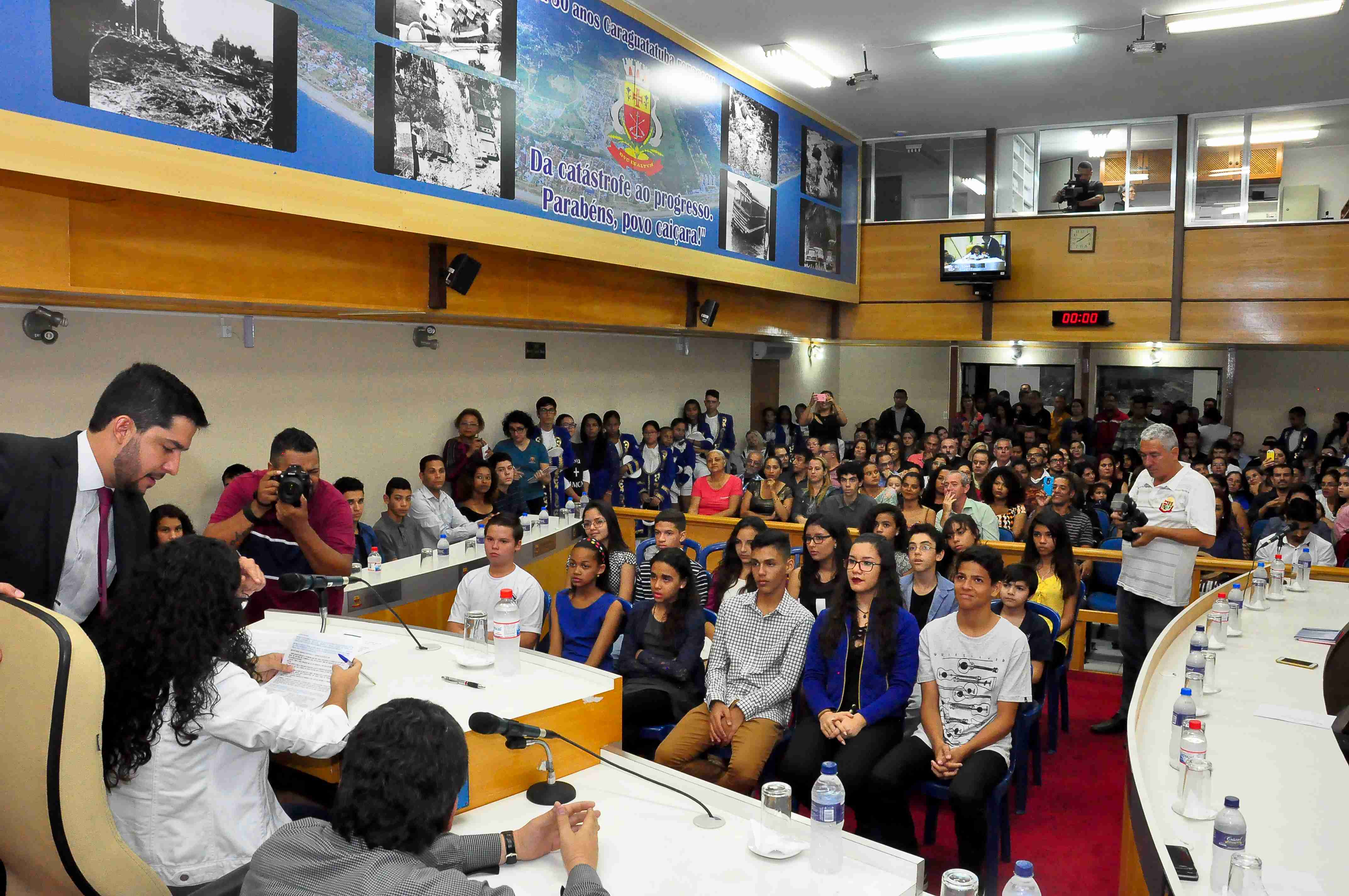 Alunos da rede municipal tomam posse na Câmara Jovem