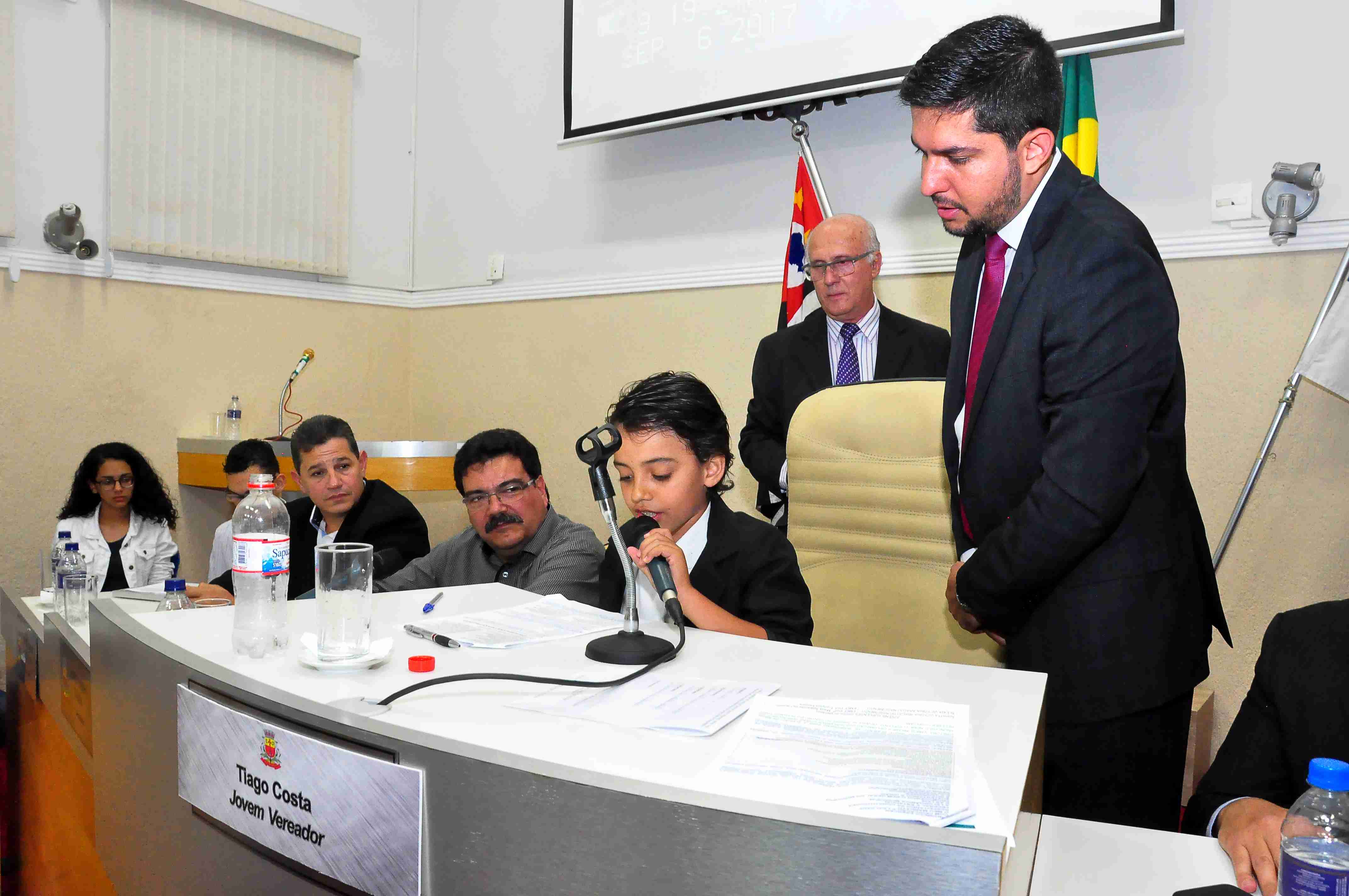 Alunos da rede municipal tomam posse na Câmara Jovem