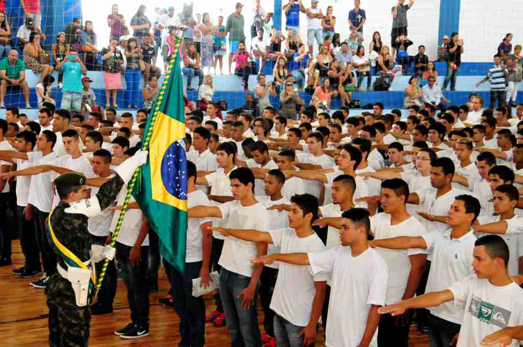  Setecentos jovens participam de juramento à Bandeira em Caraguatatuba nesta quinta-feira (14)