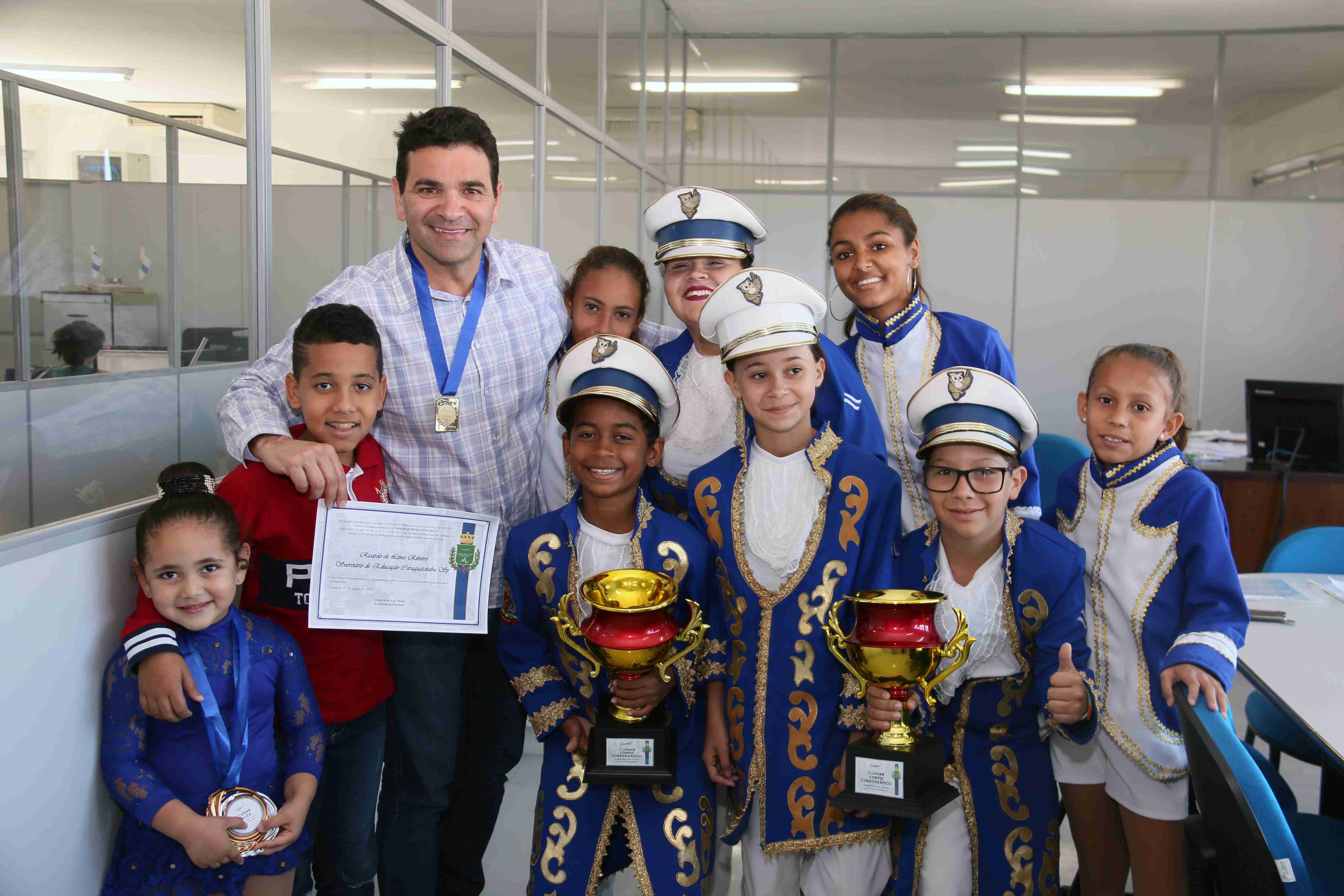 Famcal exibe troféus e medalhas da última conquista na Secretaria de Educação 