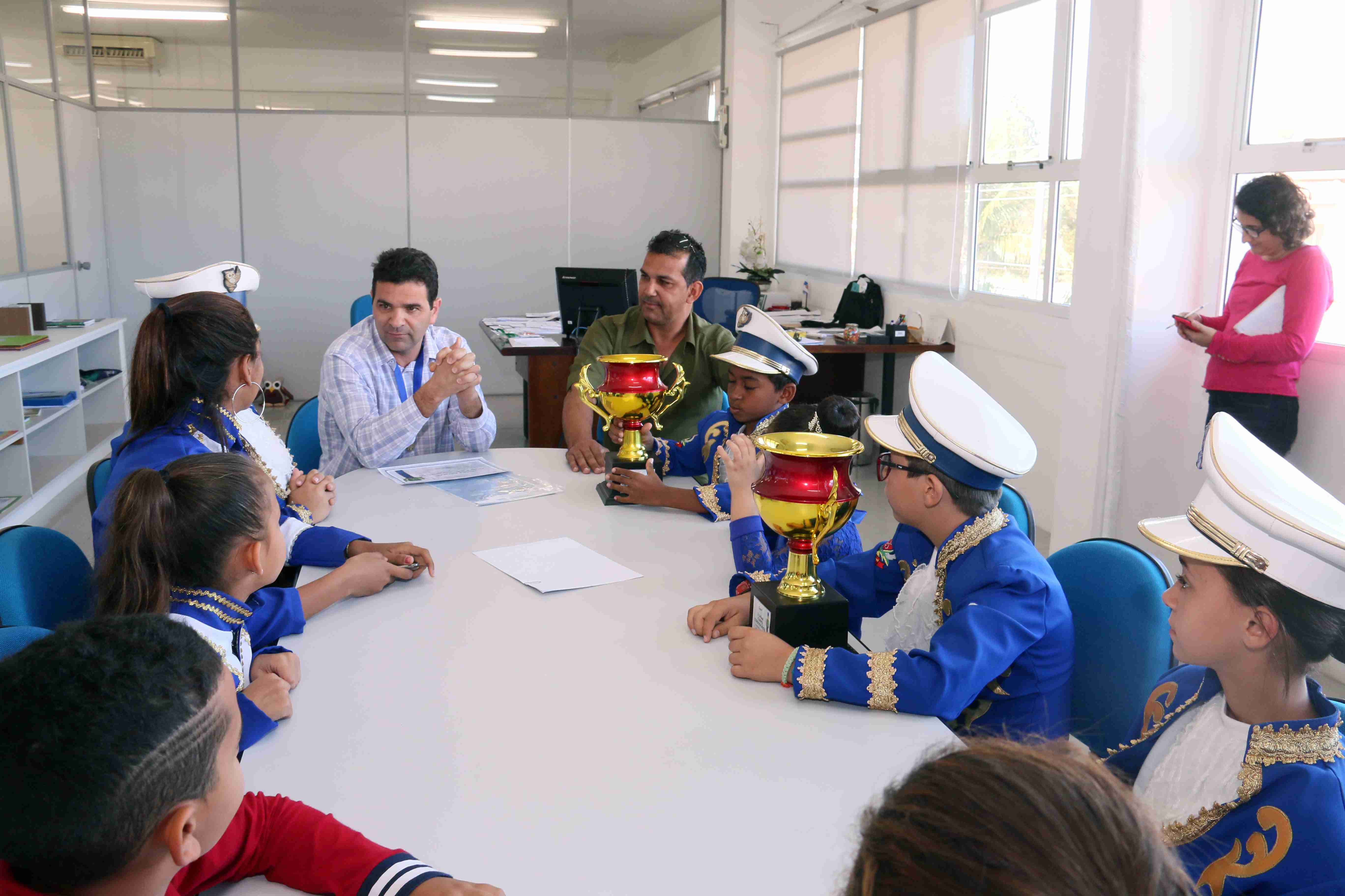 Famcal exibe troféus e medalhas da última conquista na Secretaria de Educação 