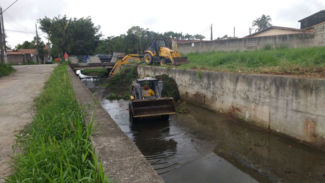 Rio da Paca, que corta quatro bairros de Caraguatatuba, recebe megaoperação de limpeza (Foto: Divulgação/PMC)