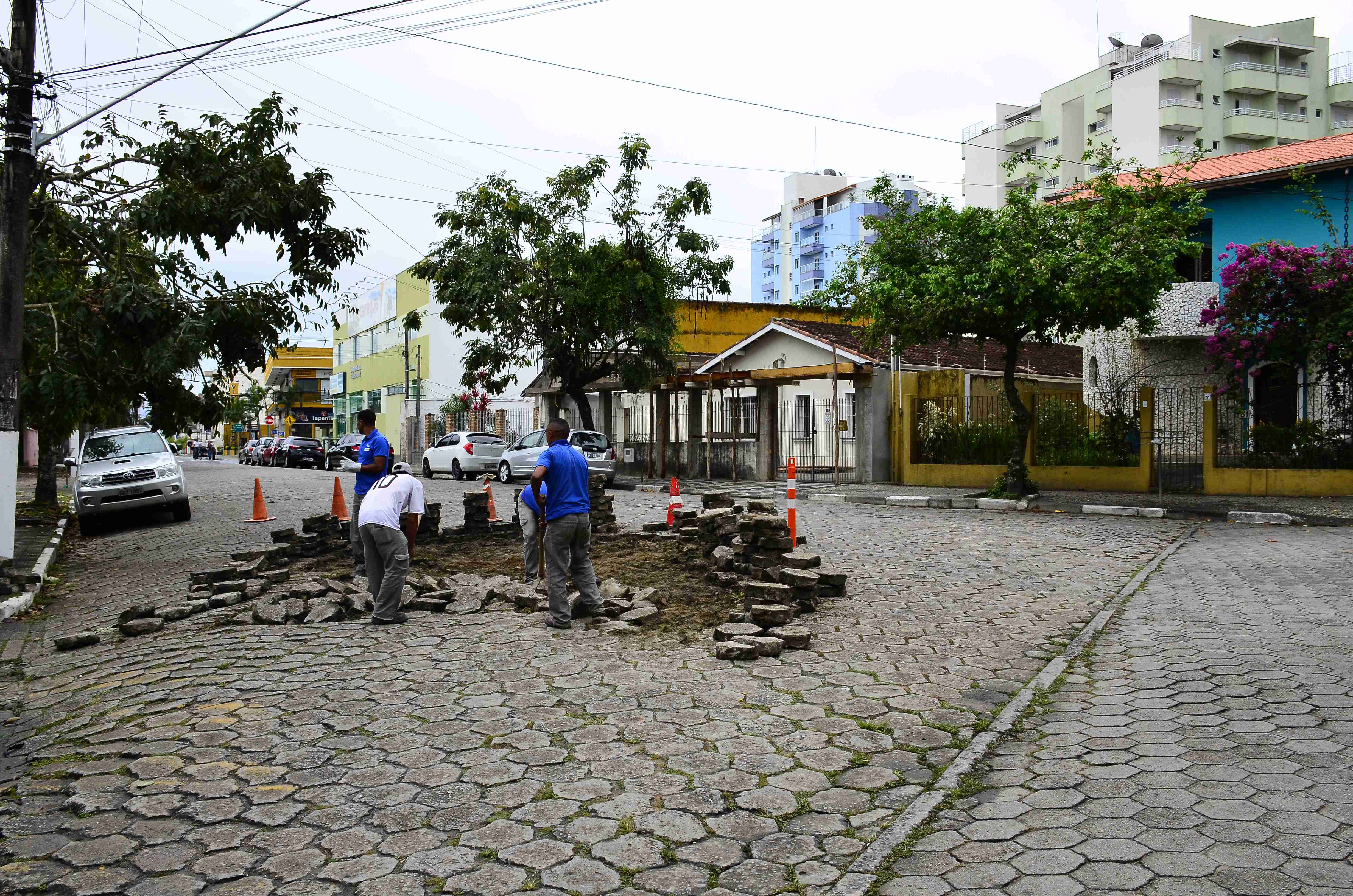 Prefeitura refaz pavimentação na Av. Frei Pacífico Wagner para evitar acidentes (Fotos: Cláudio Gomes/PMC)