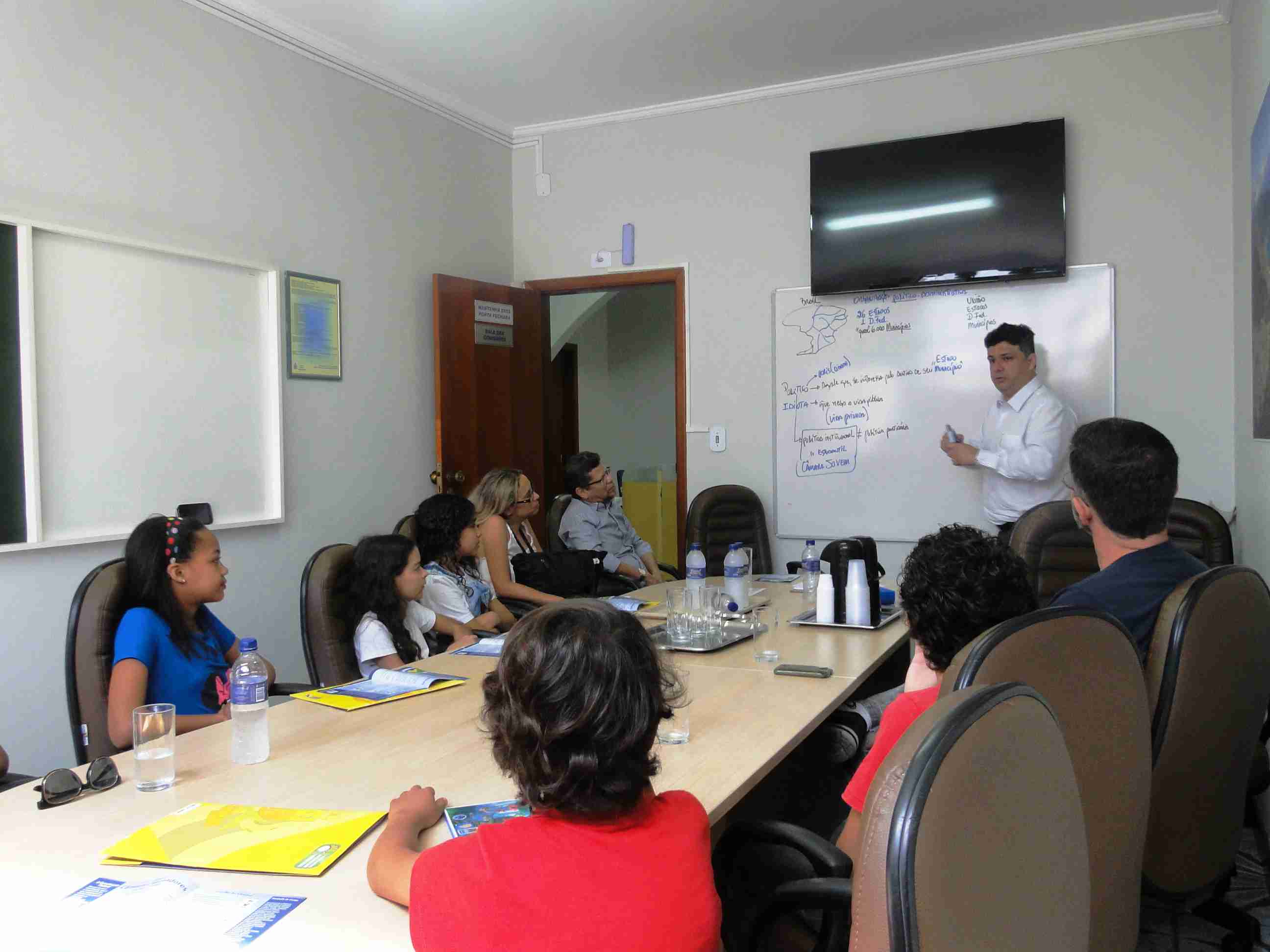 Estudantes da Câmara Jovem participam de aula preparatória sobre trabalhos legislativos