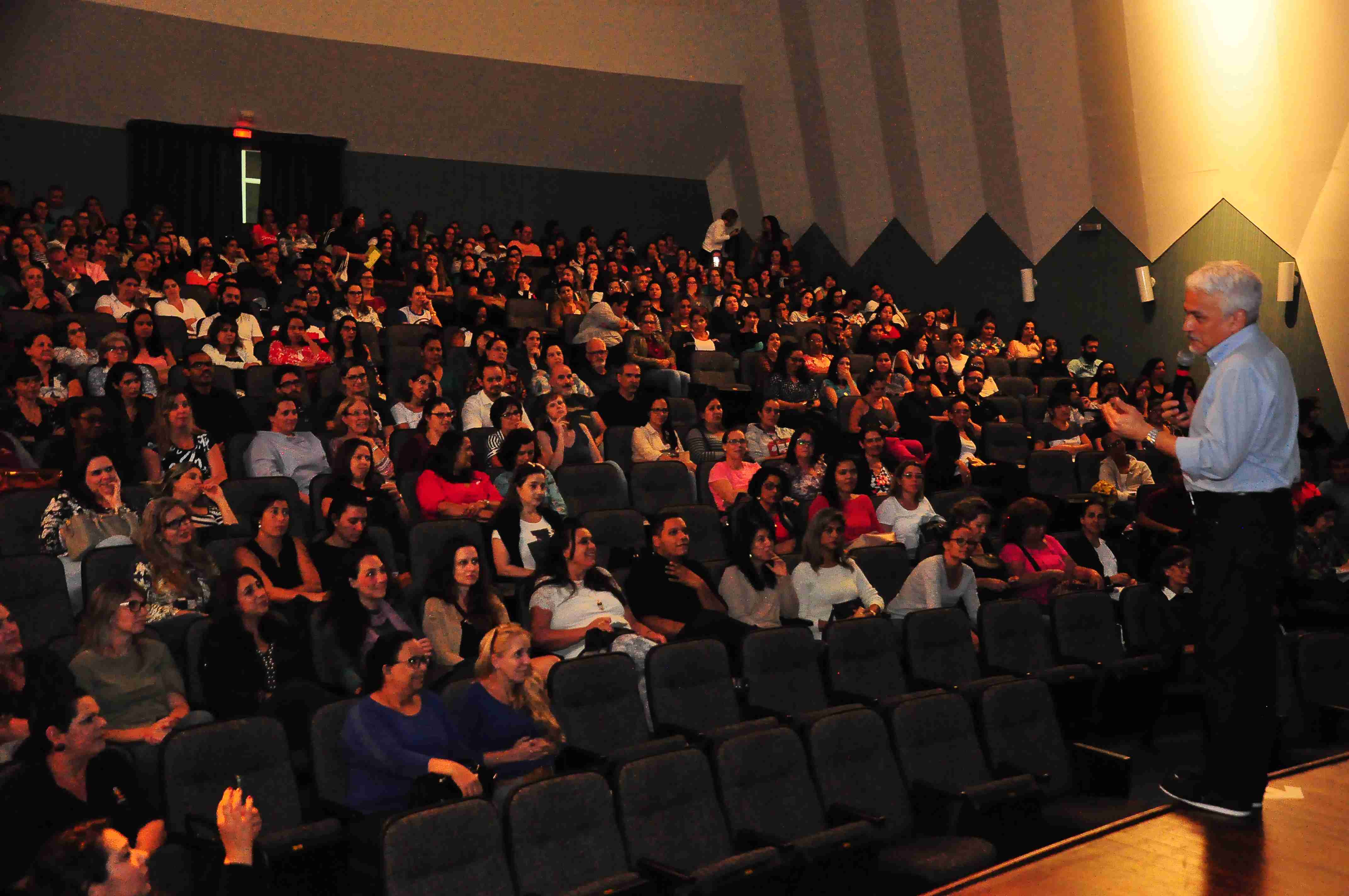 Palestra sobre competências socioemocionais para professores lota Teatro Mario Covas