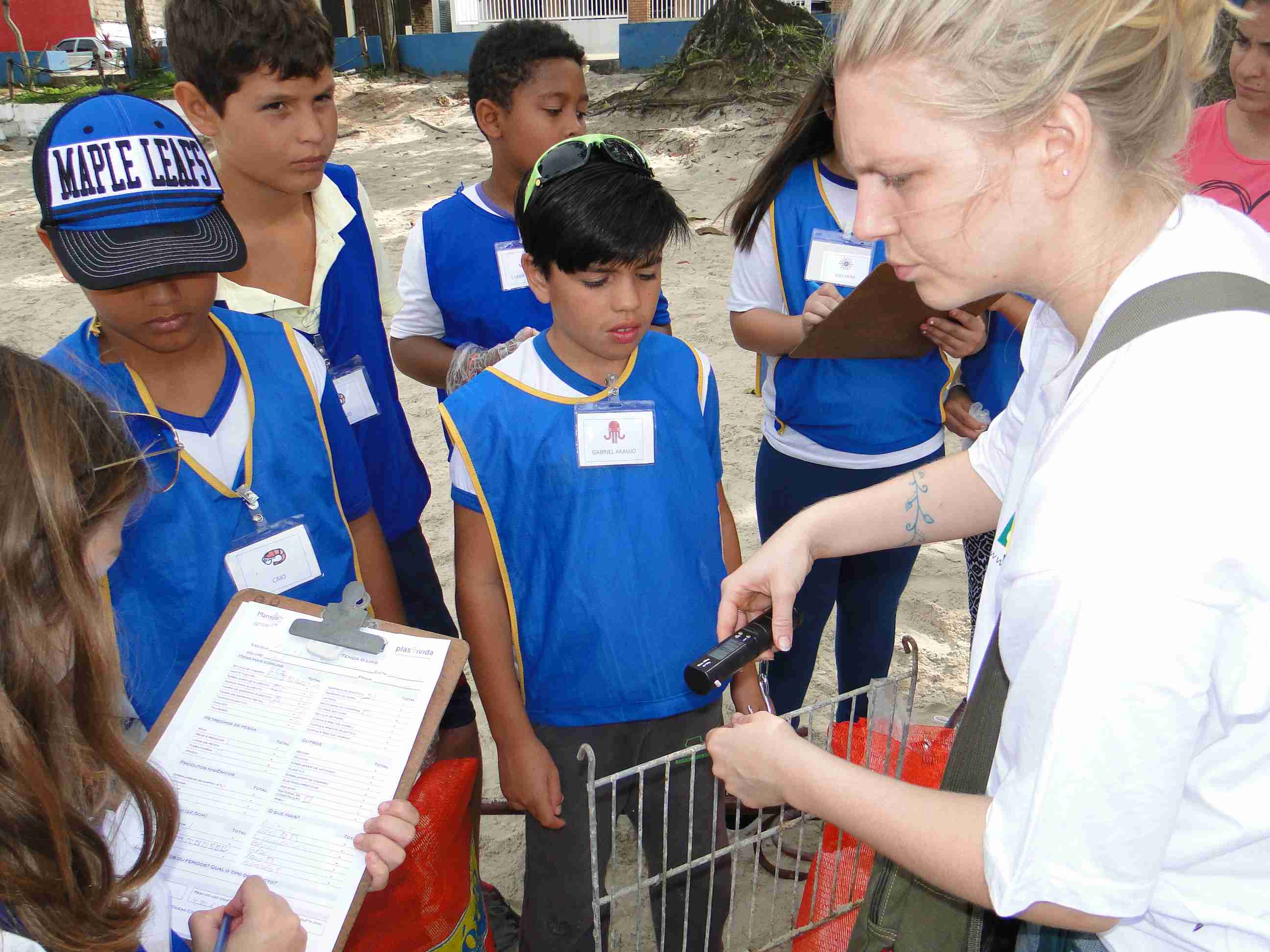 Alunos do Tabatinga participam de educação ambiental ação na praia