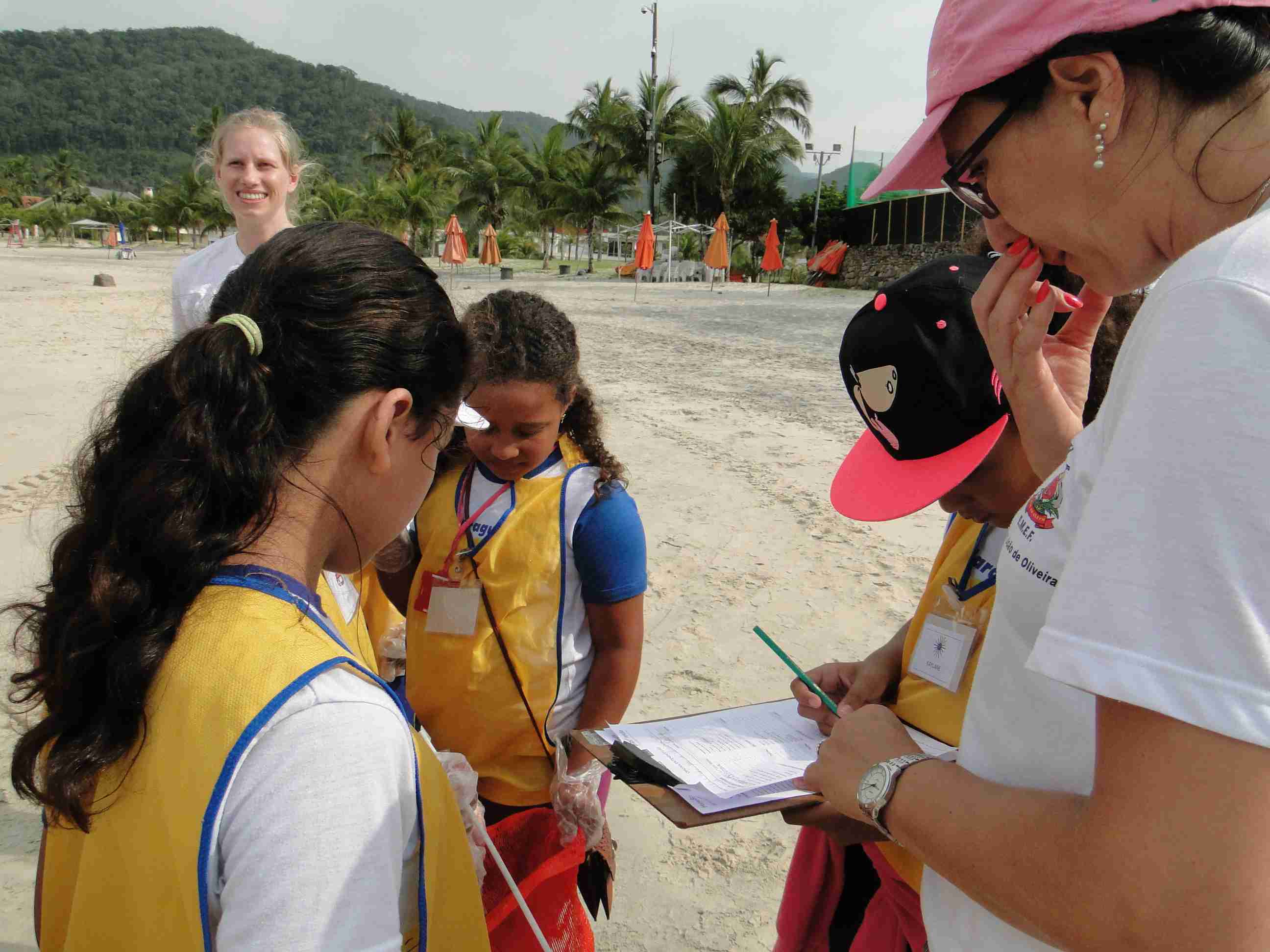 Alunos do Tabatinga participam de educação ambiental ação na praia