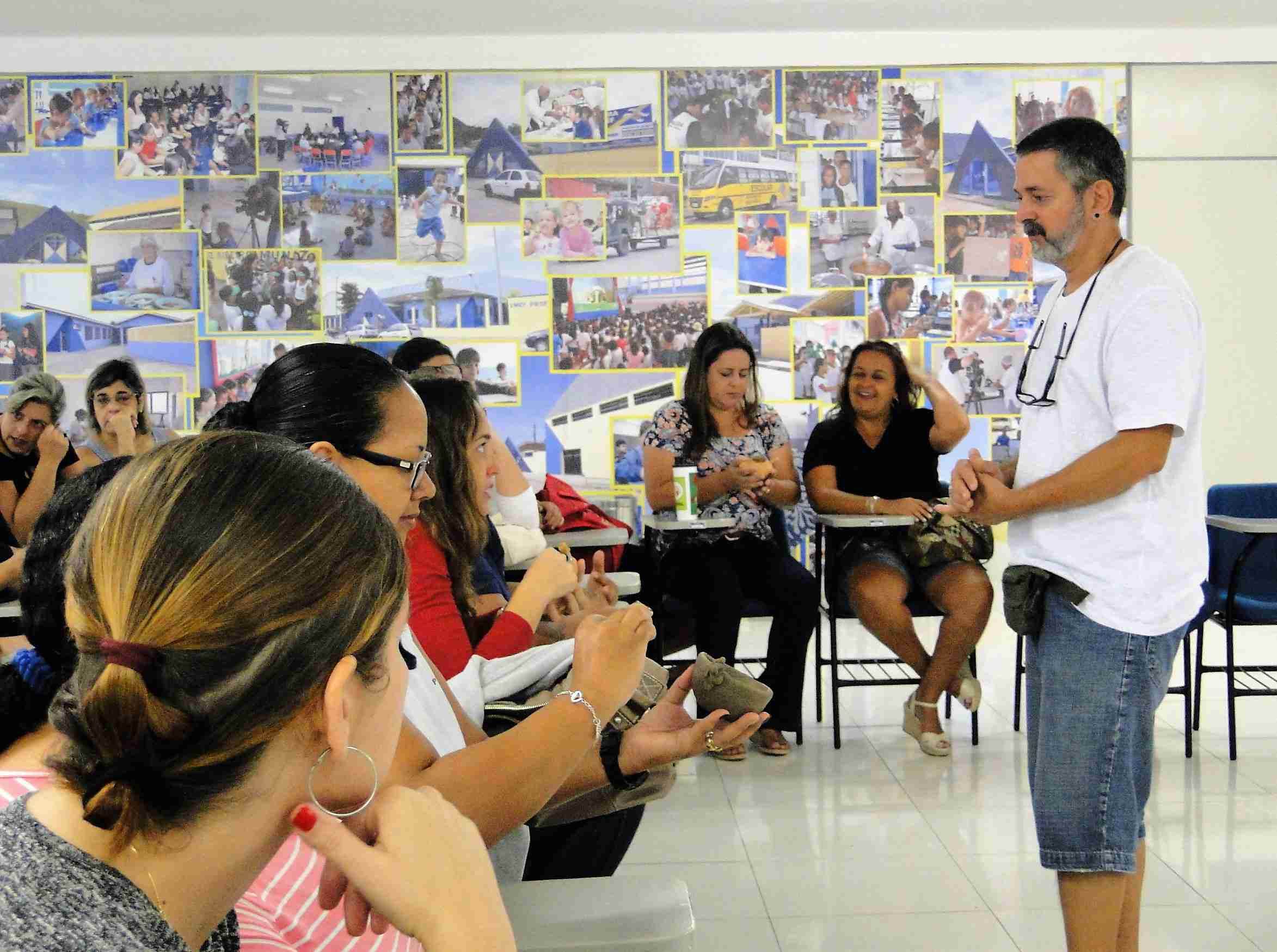 Professores alfabetizadores concluem semestre letivo com Workshop do artista Carlo Cury