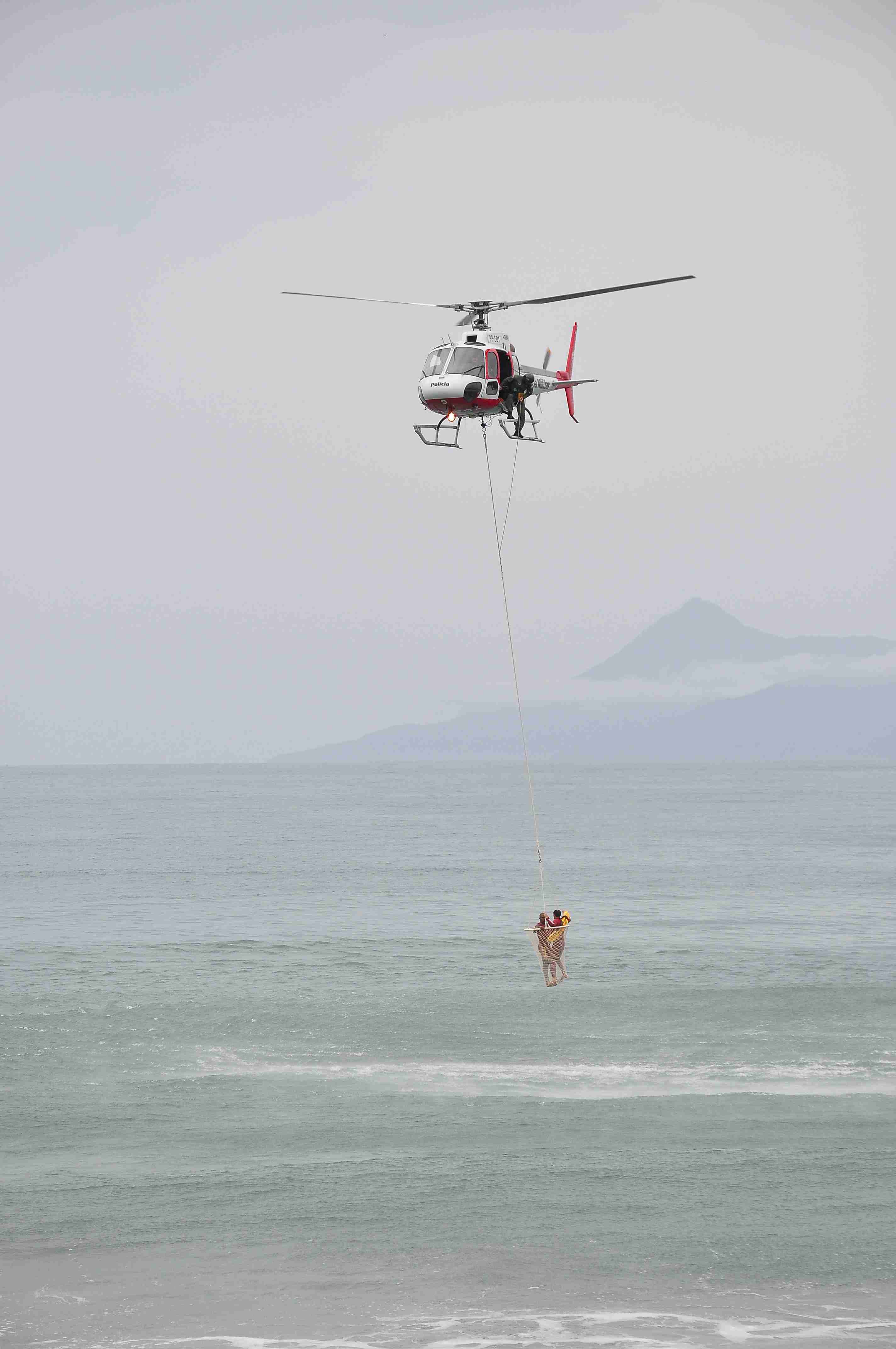 Bombeiros e PM realizam exercícios de salvamento com helicóptero Águia, na Massaguaçu 