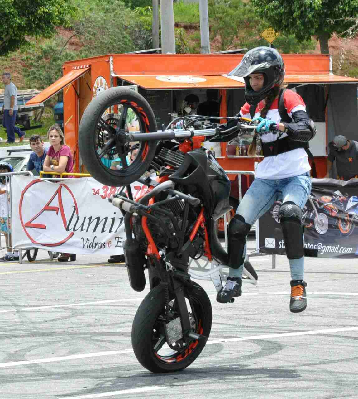 Motociclista de Caraguatatuba é campeã paulista de Wheeling/Stunt 2017 (Fotos: Divulgação/PMC)