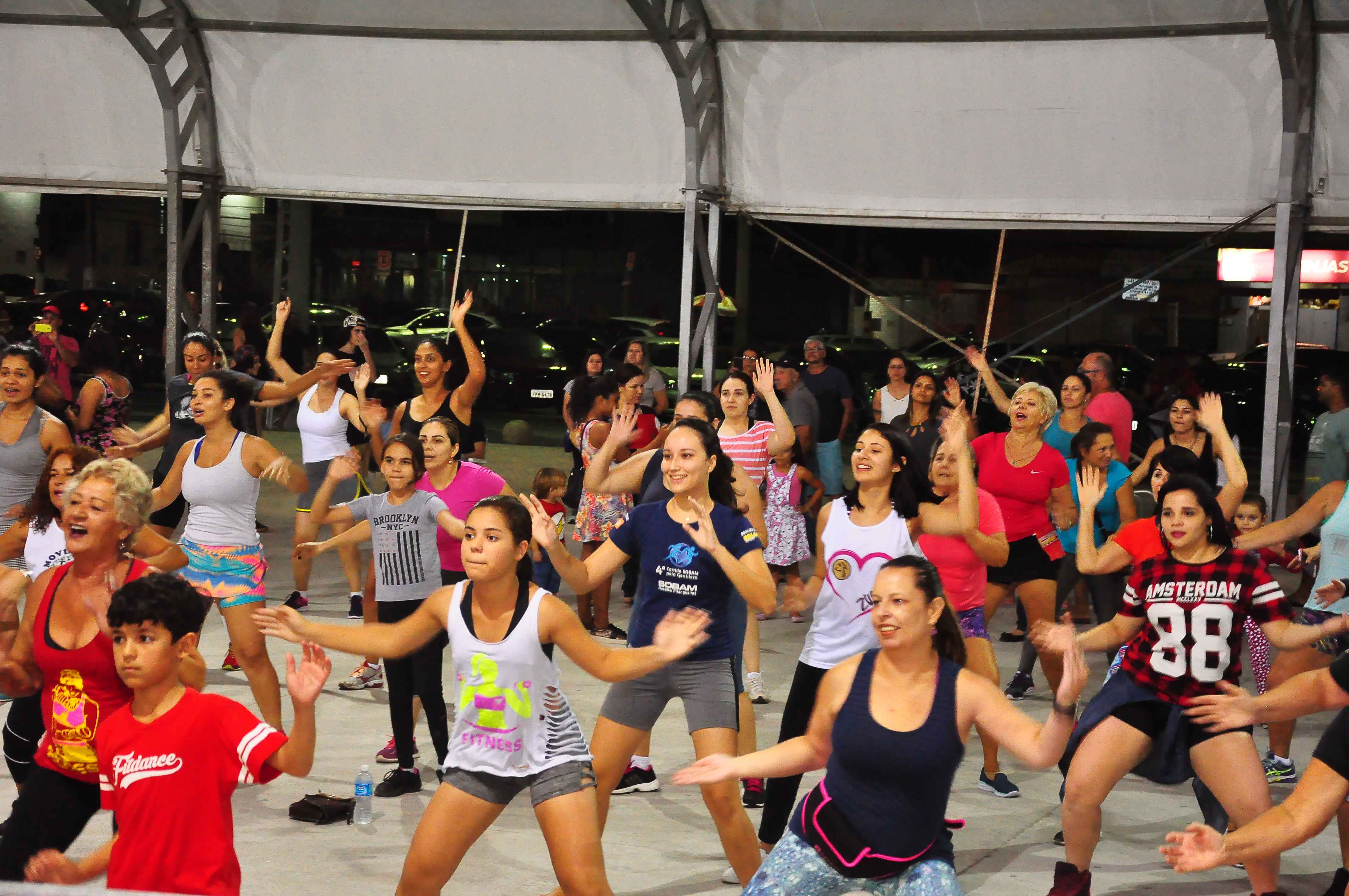 Zumba e fitdance marcam último final de semana do Projeto Reviver de Verão em Caraguatatuba