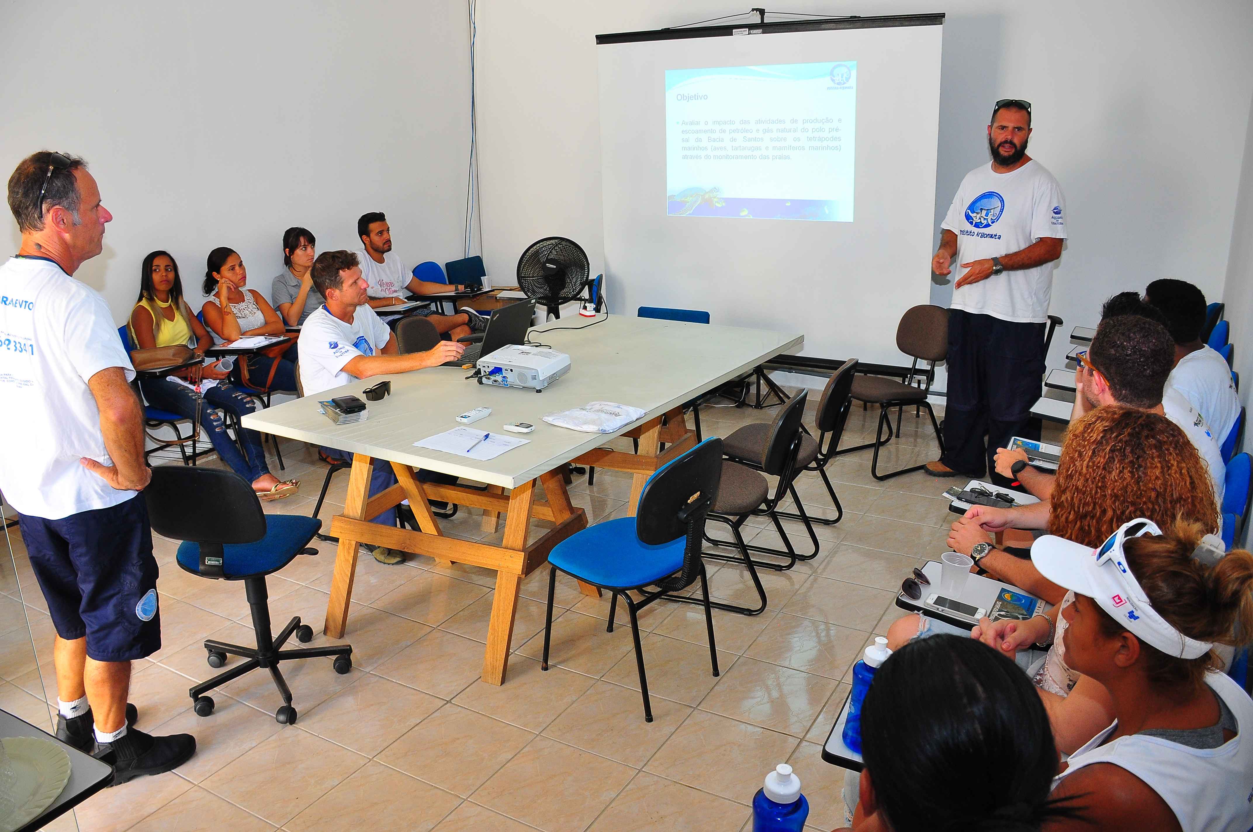 Monitores de praia e funcionários recebem treinamento sobre preservação da fauna marinha