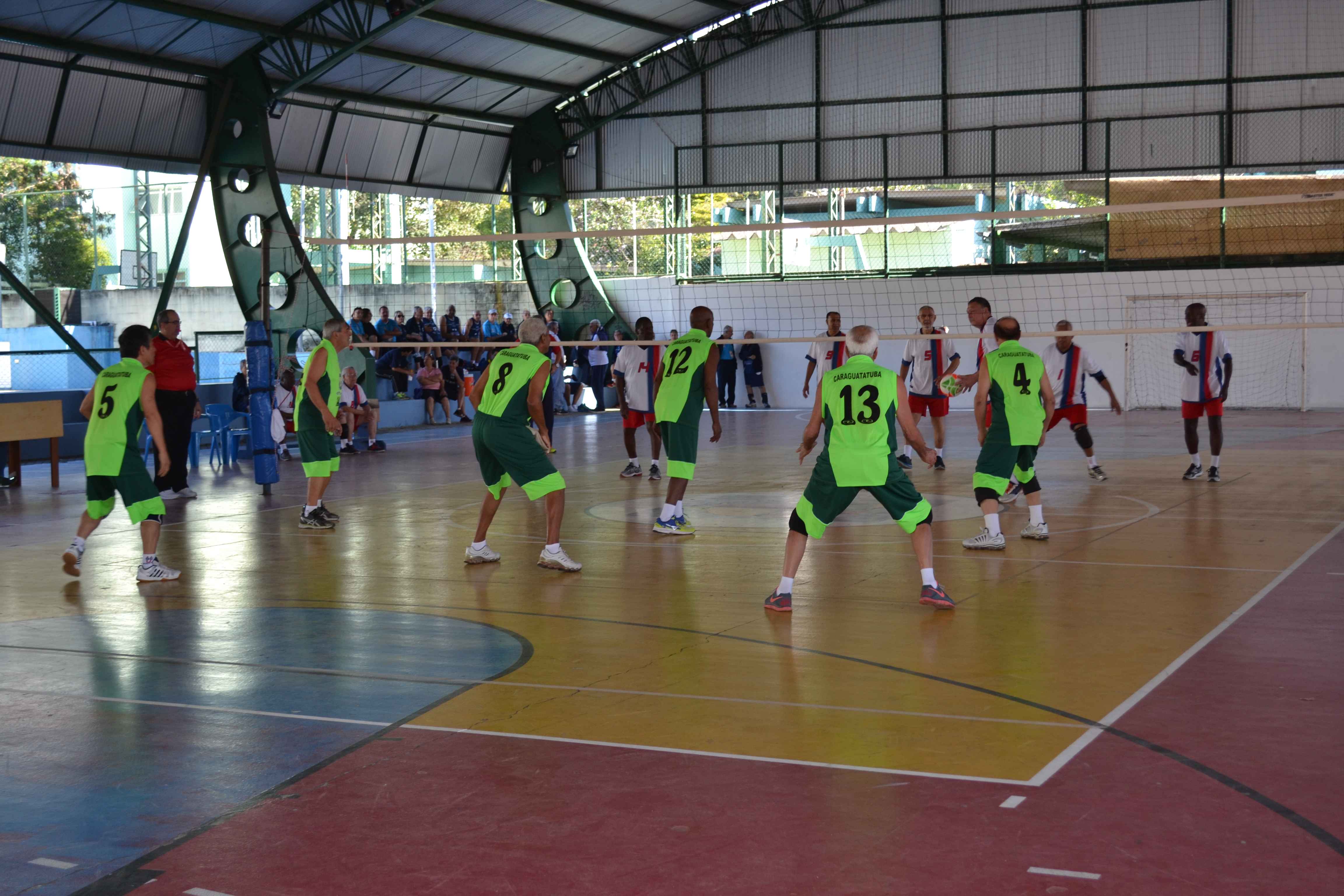 Time de vôlei adaptado de Caraguatatuba tem treinamento especializado