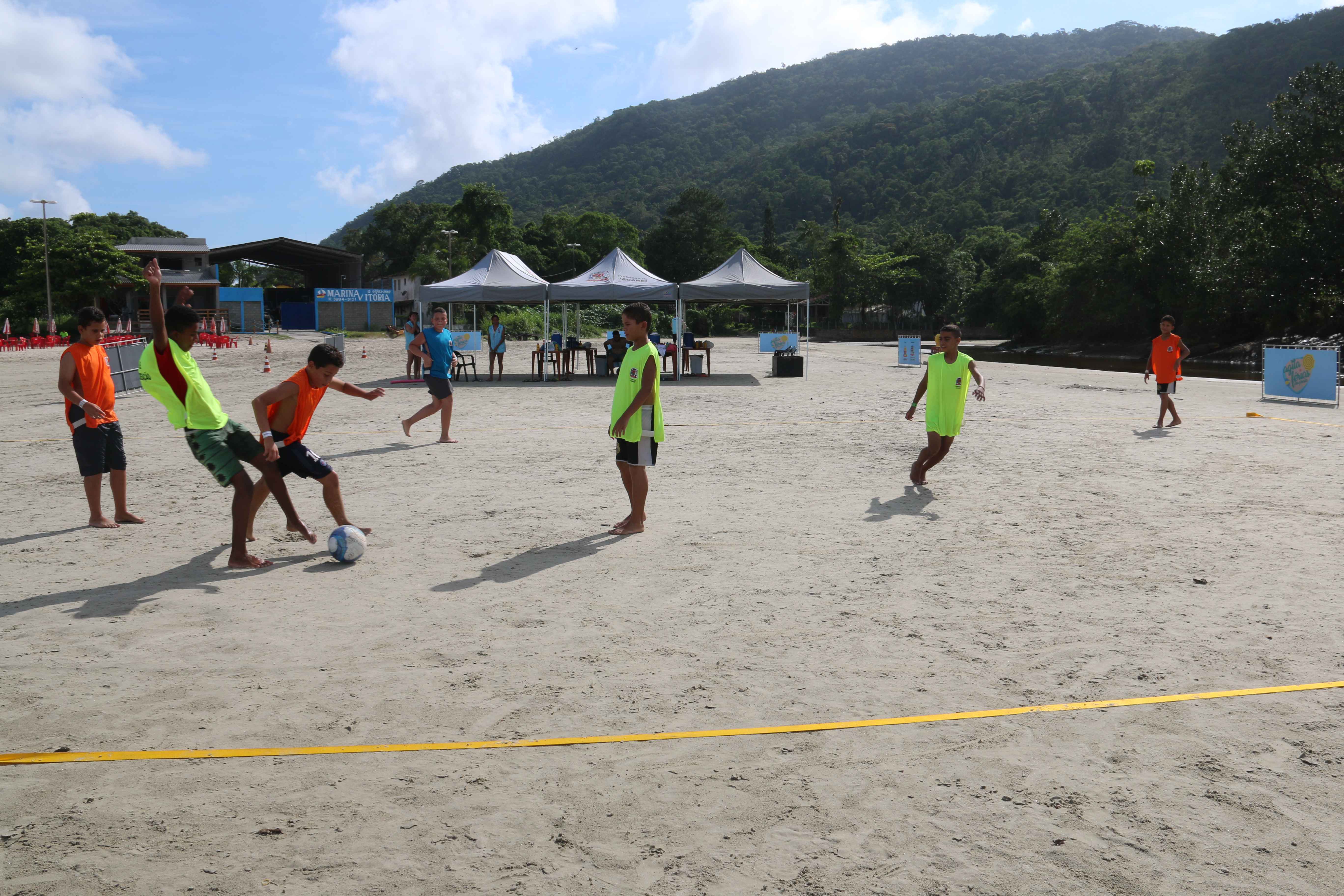 Projeto “Agita Férias 2018-Praia” traz 300 alunos de Jacareí para conhecer as praias de Caraguatatuba