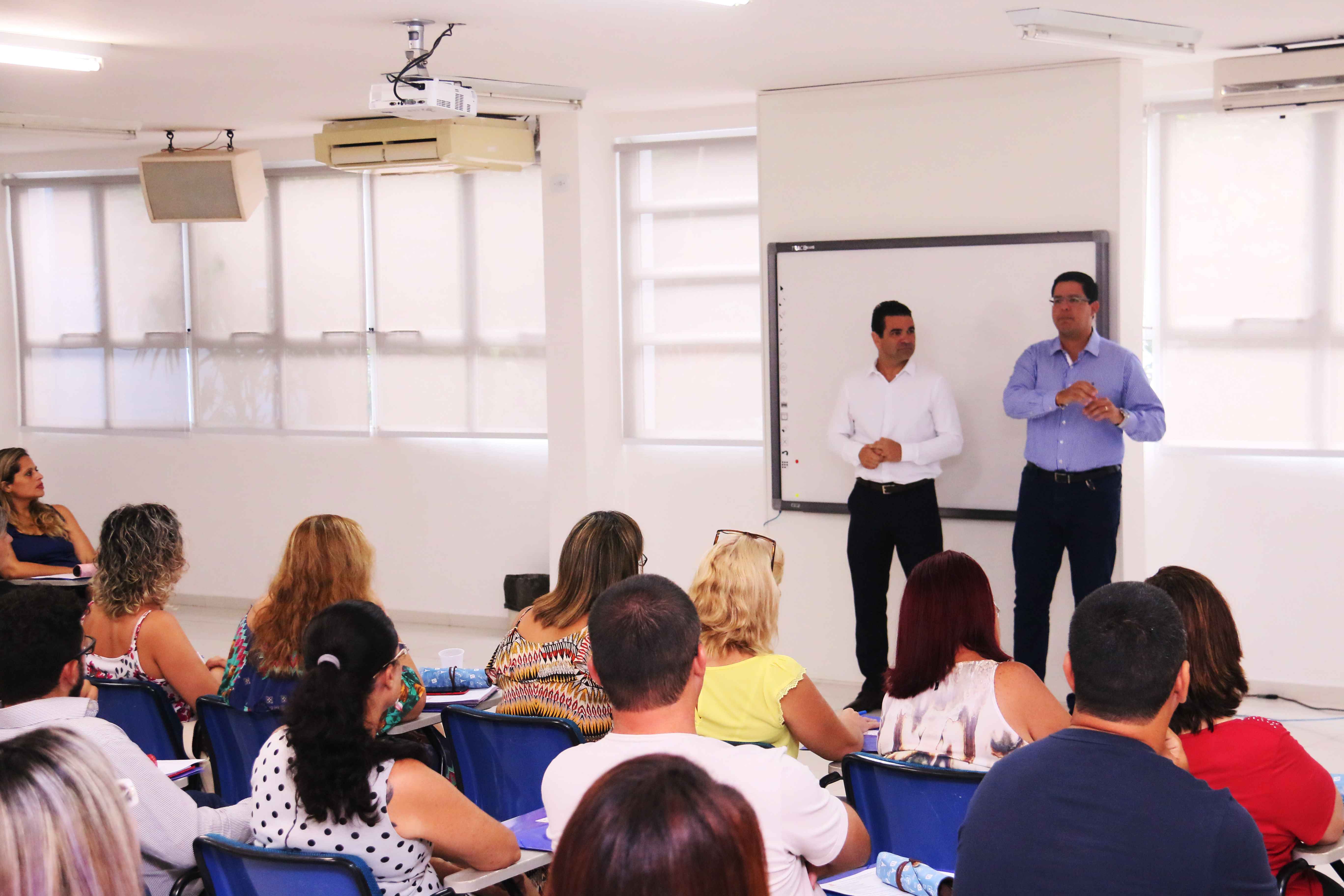 Prefeito prestigia primeira reunião do ano com Diretores, equipe de Supervisão e Apoio Pedagógico da Rede Municipal de Ensino