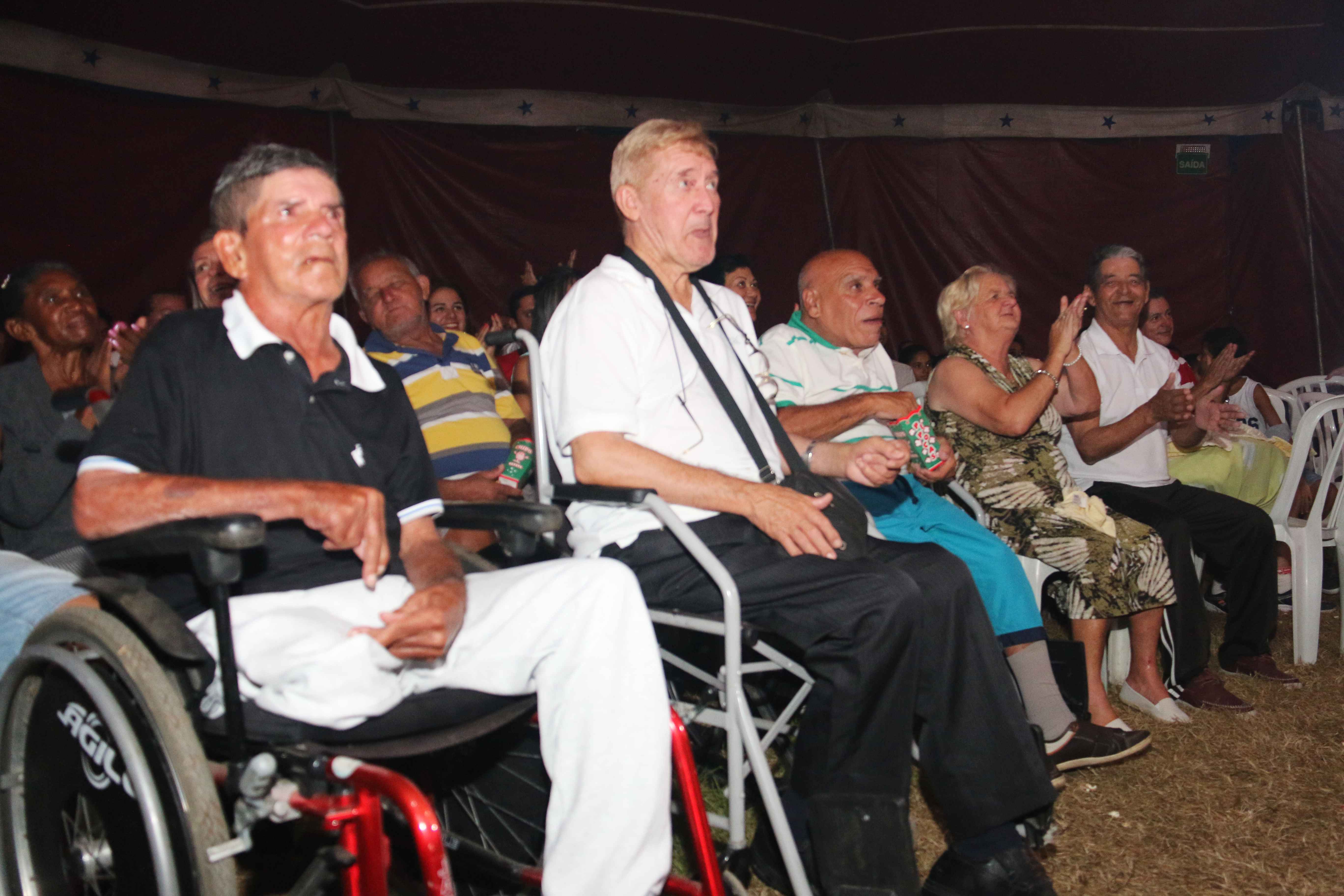 Sepedi leva idosos da Vila Vicentina ao Circo