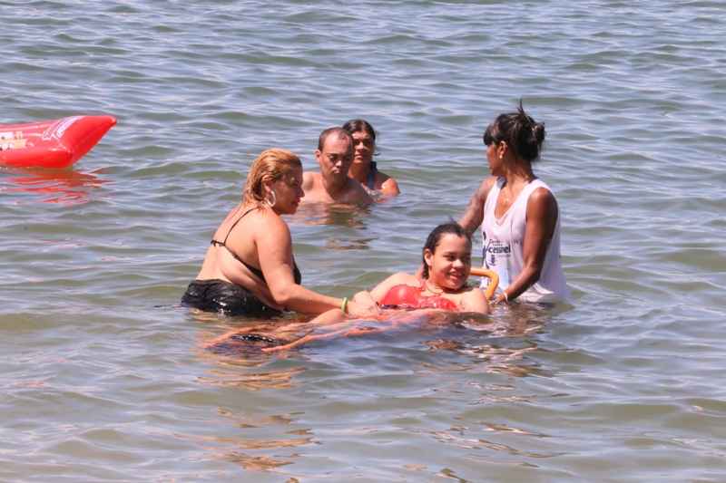 Praia Acessível recebe PcDs e familiares de Bom Jesus dos Perdões para banho de mar na Prainha