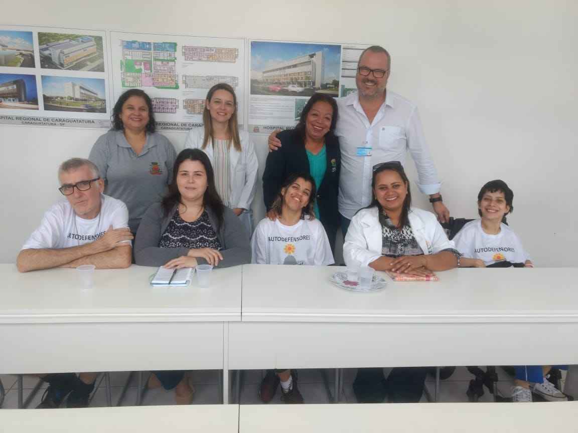 Equipes da Apae e Secretaria de Saúde posam para foto