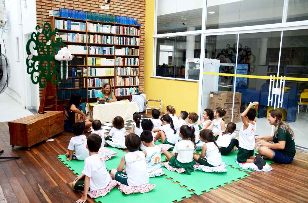 Menina de 11 anos transforma puxadinho em biblioteca no interior de SP -  26/11/2015 - UOL Educação