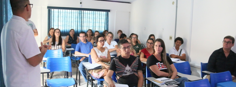 Sala de aula com cerca de 20 alunos