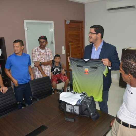Prefeitura entrega uniforme para árbitros de futebol e encaminha compra para times da categoria de base