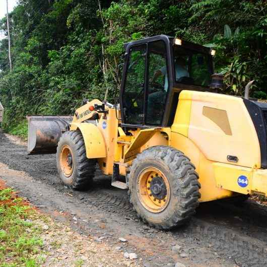 Estrada da Serraria recebe serviços de manutenção e drenagem