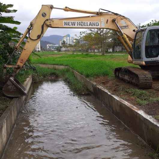 Na prevenção de enchentes, Prefeitura realiza limpeza de canal de drenagem no Jardim do Sol