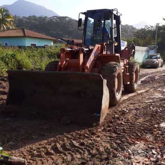 Ruas do Cocanha e Gardem Mar recebem nivelamento com Bica corrida