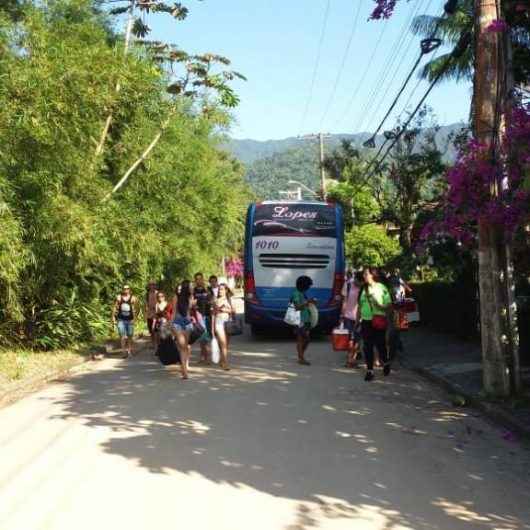 Fiscalização conjunta da Prefeitura de Caraguatatuba, Artesp e EMTU multa cinco veículos irregulares
