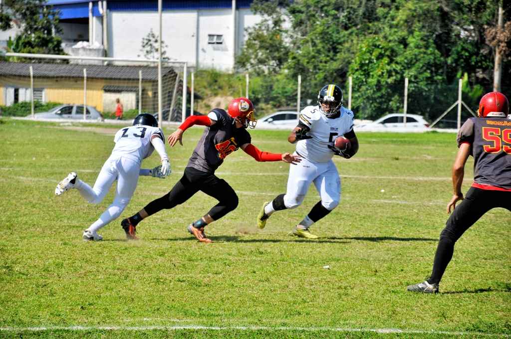 Time de futebol americano de Caraguatatuba vence partida em São