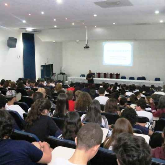 Prefeitura esclarece sobre Coleta Seletiva aos alunos do Colégio Anglo Módulo de Caraguatatuba