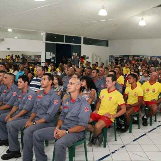 Solenidade homenageia bombeiros e entrega diplomas aos guarda-vidas temporários