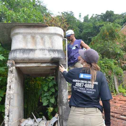 Equipes do CCZ percorrem ruas do Massaguaçu e Porto Novo orientando moradores no combate à dengue