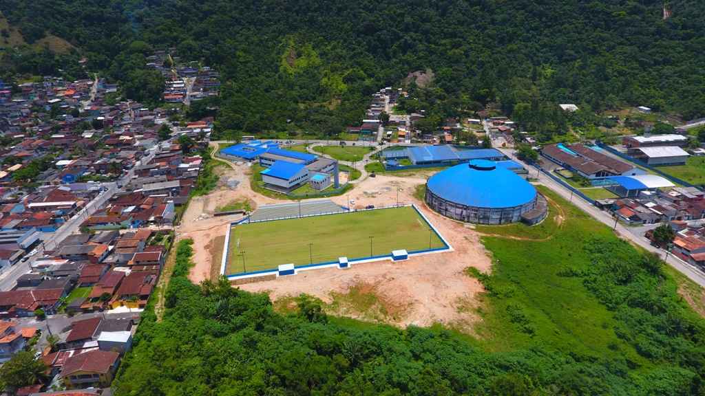 27. Um campo de futebol possui comprimento de 100 m e largura de