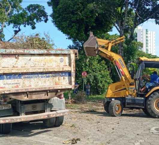 Prefeitura realiza limpeza de galerias, tapa buracos e recolha de resíduos na região Central de Caraguatatuba