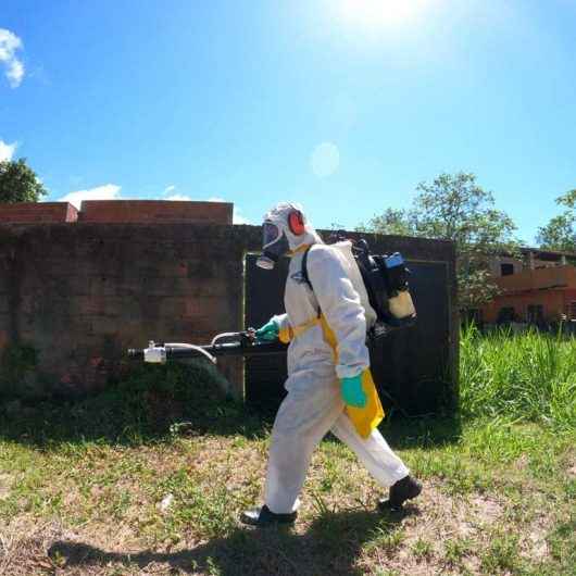 Agentes do CCZ realizam nebulização contra dengue no Pontal Santamarina e bloqueio mecânico no Tinga