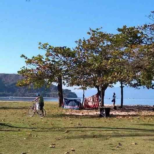 Prefeitura de Caraguatatuba retira barracas de moradores em situação de rua da praia do Centro