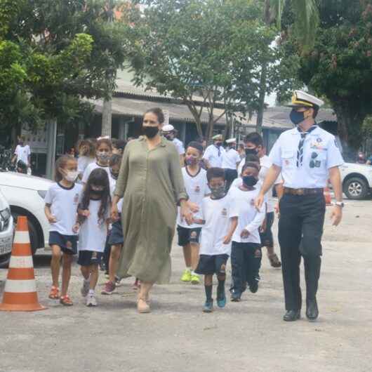 Alunos da rede municipal participam do ‘Natal no Batalhão’ em Caraguatatuba