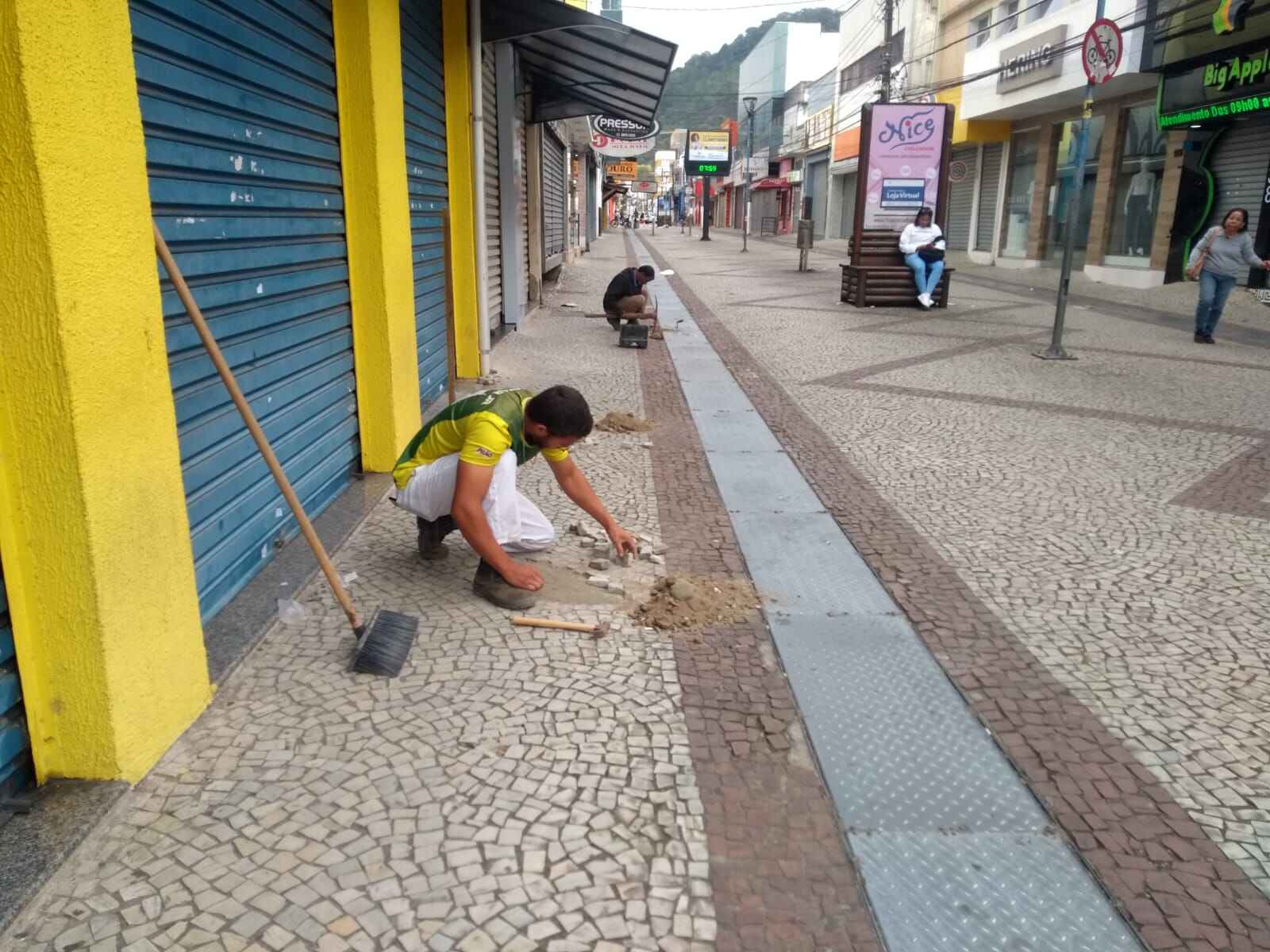 REVITALIZAÇÃO DA RUA FELIPE SCHMIDT ESTÁ EM FASE DE CONCLUSÃO