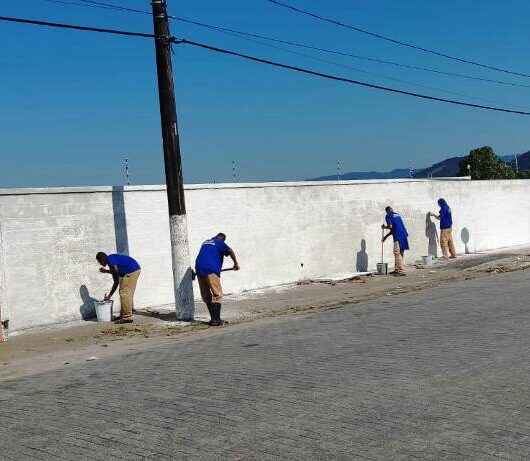 Prefeitura de Caraguatatuba inicia trabalhos de zeladoria com reeducandos do CDP