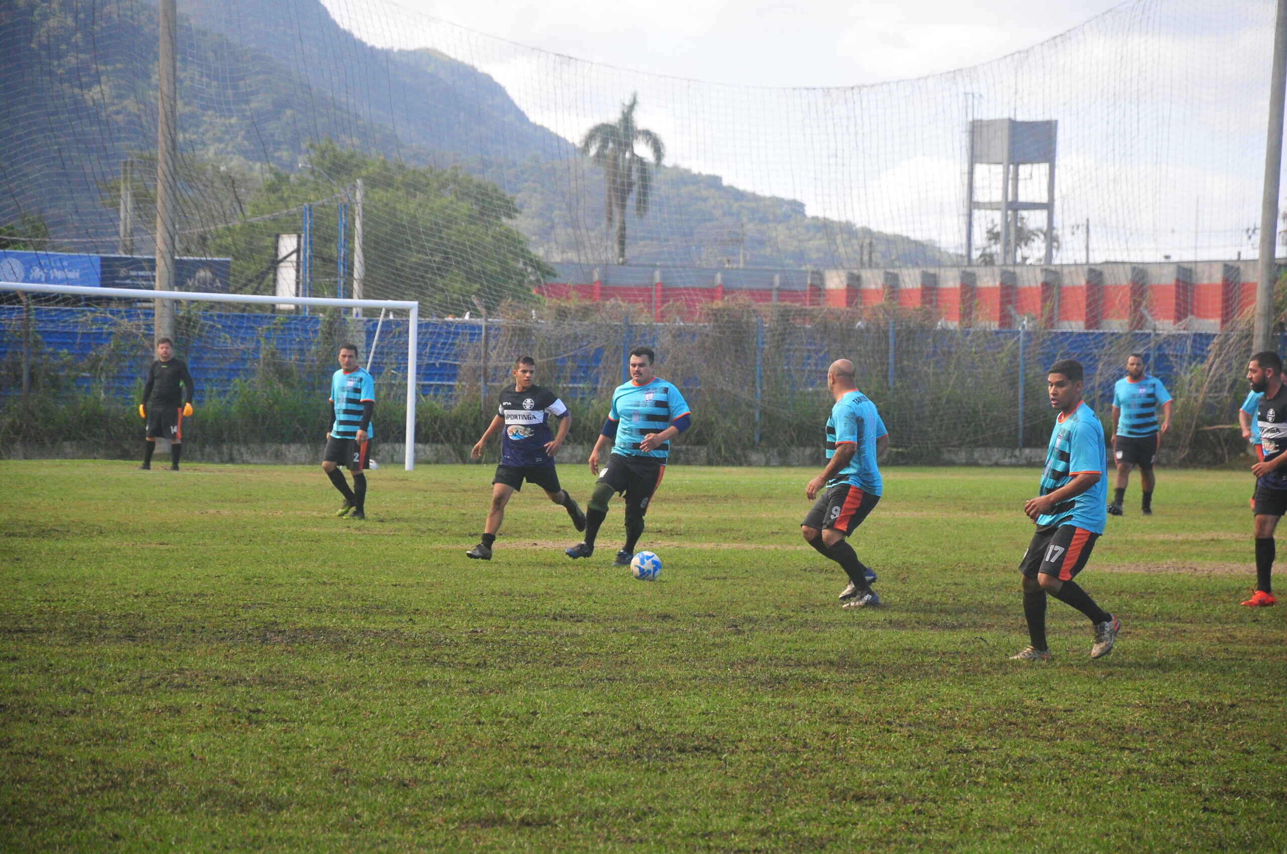 Jogo Amador De Duas Equipas De Futebol No Campo Dentro Imagem Editorial -  Imagem de exterior, jogadores: 54425425