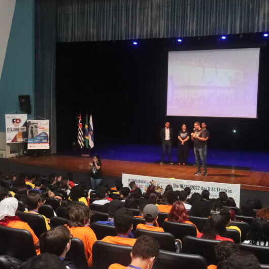 Conferência Lúdica reúne cerca de 250 crianças e adolescentes no Teatro Mário Covas